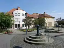 Sziksz�, Brunnen und Schule am Kalvin Ter Platz (05.09.2018)