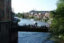 Bamberg, die Untere Br�cke �ber die Regnitz. Im Hintergrund am �stl. Ufer des Flusses die H�userreihe  Klein Venedig  (ehem. Fischersiedlung aus dem 17. Jhd.) - 05.05.2018