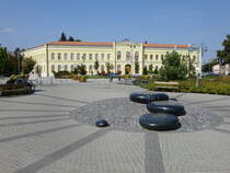 Hajdbszrmny, Bocskai Istvan Gymnasium am Hauptplatz Bocskai Istvan Ter, erbaut 1864 (05.09.2018)