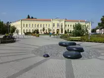 Hajd�b�sz�rm�ny, Bocskai Istvan Gymnasium am Hauptplatz Bocskai Istvan Ter, erbaut 1864 (05.09.2018)