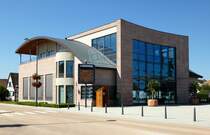 Homburg (Hombourg), das moderne Rathaus der ca. 1300 Einwohner zhlenden Gemeinde im Oberelsa, Juli 2018