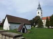 Paszt�, ehem. Schulmeisterhaus aus dem 16. Jahrhundert vor der Kirche (03.09.2018)