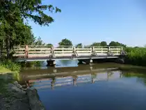 ein Fahrweg �berquert auf dieser Br�cke die Elz bei Rheinhausen, Juni 2018