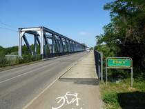 Neuenburg am Rhein, die kombinierte Straen-und Eisenbahnbrcke berspannt den Altrhein und ist Grenzbrcke zwischen Frankreich und Deutschland, Juni 2017