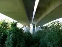 Neuenburg, der Radweg am Altrhein entlang unterquert die Autobahn A5/A36 und bietet diesen Blick von unten auf die Autobahnbr�cke �ber den Altrhein, Juli 2015