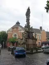 Vac, Dreifaltigkeitss�ule am Szenth�roms�g-T�r, erbaut von 1750 bis 1755 (02.09.2018)