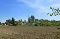 Merdingen, Blick auf das Kalk-und M�rtelwerk am Tuniberg, April 2018