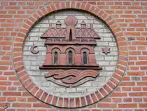 Das in einer Hausfassade eingelassene Stadtwappen der Stadt Aalborg. (Juni 2018)