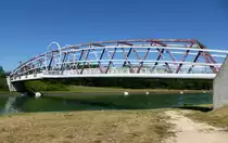 Niffer im Oberelsa�, die Br�cke f�r Fu�g�nger und Radfahrer �ber den Rhein-Rhone-Kanal, Juli 2018