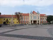 Szekszard, Rathaus und Dreifaltigkeitss�ule am Bela Ter (01.09.2018)