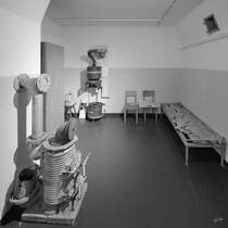 Im Innern eines im Herbst 1940 gebauten deutschen Befehlsbunkers. Dieser wurde je nach Lage als fr die Flugleitung, Wetterdienst und Funkaufgaben genutzt. (Aalborg, Juni 2018)