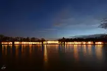 Das D�sseldorfer Schloss Benrath und seine Fl�gelgeb�ude hinter dem Schlossweiher an einem kalten Novembertag im Jahr 2014.