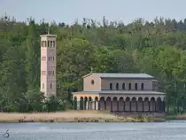 Die Heilandskirche am Port von Sacrow wurde 1844 in italienischem Stil mit freistehendem Glockenturm errichtet. (Potsdam, April 2018)