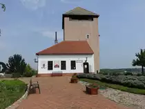 Dunaf�ldvar, viereckiger gedrungene T�rkenturm der Burg, heute ortsgeschichtliches Museum (01.09.2018)