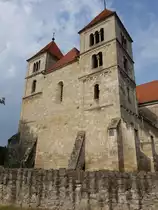 Ocsa, sp�tromanische Basilika, erbaut um 1250 mit Zwillingst�rmen und Querschiff (01.09.2018)