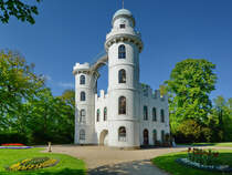 Das Schloss auf der Pfaueninsel ist ein fr den preuischen Knig Friedrich Wilhelm II. Ende des 18. Jahrhunderts errichtetes Lustschloss. (Berlin, April 2018)