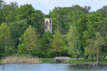 Blick ber den Teltow-Kanal auf den Park Klein-Glienicke. Im Hintergrund der Turm der 1828 entstandene Remise. (Berlin, April 2018)