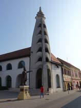 Szigetvar, Vigado Theater und Standbild fr Zrinyi Miklos in der Jozsef Attila Utca (31.08.2018)