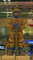 Yaksha- (Tempelwchter) Statue Tosakanth im Flughafengebude Bangkok Suvarnabhumi. Yaksha ist eine Figur aus der buddistischen Mythologie (30.07.14).