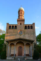 Die 1837 eingeweihte evangelische St. Peter und Paul Kirche auf Nikolskoe nrdlich des Glienicker Parks. (Berlin, April 2018)