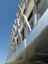 Mllheim, Blick auf die Fassadenverkleidung an der  Auma -Firmenzentrale, Aug.2017