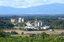 Merdingen, Teleblick vom Tuniberg zum Kalk-und Mrtelwek, dahinter die Rheinebene und die Vogesen, Aug.2018