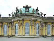Das von 1745 bis 1747 im Stil des Rokoko errichtete Schloss Sanssouci. (Potsdam, September 2012)