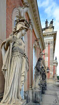 Figuren am Neuen Palais im Park Sanssouci. (Potsdam, September 2012)