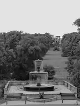 Blick vom Ehrenhof des Schlosses Sanssouci auf den Rossbrunnen. (Potsdam, September 2012)