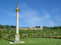 Die dem Bade entstiegene Venus von Medici auf einer S�ule, im R�cken die Weinbergterassen und das Schloss im Park Sanssouci. (Potsdam, September 2012)