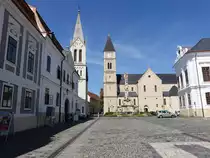 Veszprem, Hauptplatz mit Franziskanerkirche, Dreifaltigkeitss�ule und St. Michael Kirche (27.08.2018)
