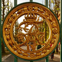 Die goldfarbenen Initialen von Friedrich Wilhelm IV. in den Torflgeln am Park Sanssouci. (Potsdam, November 2014)