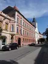 Papa, Rathaus und Benediktinerkirche in der Hauptstra�e F� Utca (27.08.2018)