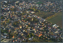 Der Magdeburger Stadtteil Alt Olvenstedt aus der Luft: Rund um die St. Laurentius-Kirche liegt das alte Zentrum des ehemaligen Brdedorfes, das 1979 nach Magdeburg eingemeindet wurde. (03.11.2018)