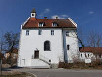 Schloss Hirschling, Giebelstndiger, gestelzter und dreigeschossiger Satteldachbau mit Treppengiebeln, Dachreiter und Schlosskapelle St. Dionysius, erbaut von 1697 bis 1759 (25.03.2018)