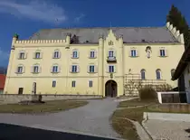 Schloss Karlstein, Vierfl�gelanlage �ber trapezf�rmigem Grundriss, erbaut im 16. Jahrhundert, Umbau 1901, S�dfassade mit Zinnen und Treppengiebel neugotisch (25.03.2018)