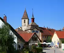 Burkheim, Blick von Osten auf das Stadttor und die Kirche St.Pankratius, Sept.2018