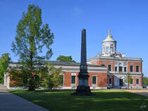 Ein Obelisk vor dem Marmorpalais im Neuen Garten. (Potsdam, April 2018)