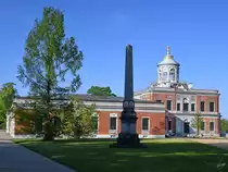 Ein Obelisk vor dem Marmorpalais im Neuen Garten. (Potsdam, April 2018)