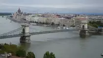 Budapest, Ausblick auf die Kettenbr�cke und das Parlamentsgeb�ude (26.08.2018)