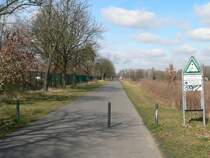 Im verschuldeten Berlin sind die Amtsstuben, Schulen und ffentlichen Einrichtungen in einem erbrmlichen, runtergekommenen Zustand. Umsomehr erfreuen mich Neubauprojekte, die die Infrastruktur auch fr Fugnger verbessern. Hier ein Wanderweg durch die Wuhlheide, der diese mit dem Hegemeisterweg in Karlshorst verbindet. Dieser Weg fhrt auch zu einem asphaltierten Kreis, auf dem Skater ihre Runden drehen (siehe Satellitenkarte). Schade ist, dass Radfahren hier verboten ist. Der einige hundert Meter sdlich verlaufende Europaradweg R1, auf dem das Radfahren streckenweise auch verboten ist, hat keinen so guten Ausbauzustand. Als Verbot frs Radeln gilt immer das Grnanlagenschild. 15.3.2008