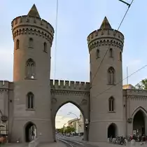 Die beiden markanten T�rme des Nauener Tores Ende April 2018 in der Potsdamer Innenstadt.