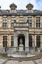 Die Statue des fl�mischen Erz�hlers Hendrik Conscience vor der Kulturerbe-Bibliothek  in Antwerpen. (Juli 2018)