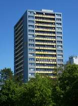 Freiburg, frisch saniertes Wohnhochhaus im Stadteil Weingarten, Mai 2017