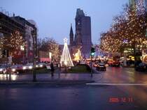 Blick auf die Ged�chtniskirche, w�hrend des Weihnachtsmarktes am Kudamm 2005. 