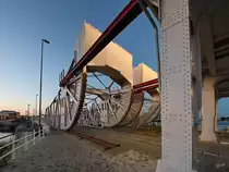 Eine der vielen Hubbr�cken in Antwerpen. (Juli 2018)