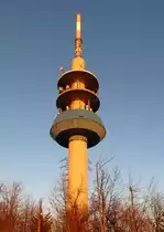 auf dem 1165m hohen Blauen im S�dschwarzwald steht seit 1985 der 97m hohe Fernmeldeturm (Typenturm 14), Dez.2016