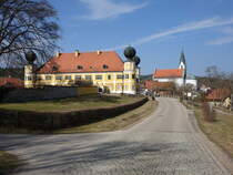 Ramspau, Schloss, zweigeschossiger Walmdachbau mit Putzgliederung und vier Rundtrmen mit Zwiebelhauben, erbaut von 1706 bis 1726 (25.03.2018)