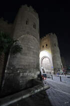 Durch das Stadttor Bab al-Futuḥ gelangt man in die  Altstadt von Kairo, welche als die weltweit grte mittelalterliche Stadt gilt, in der traditionelle Lebensformen noch Teil des Alltags sind. (Dezember 2018)