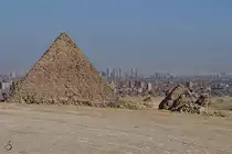 Die Mykerinos-Pyramide mit den 3 kleineren K�niginnenpyramiden. (Gizeh, Dezember 2018)